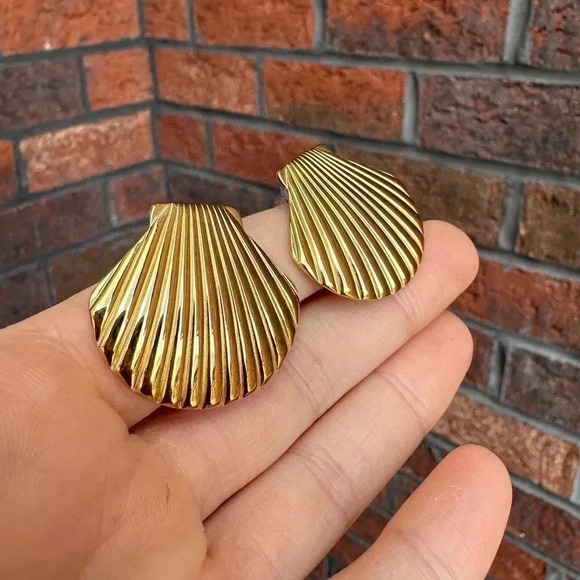 Seashell 18K Gold Stainless Steel Waterproof Earrings - Picture 9 of 17